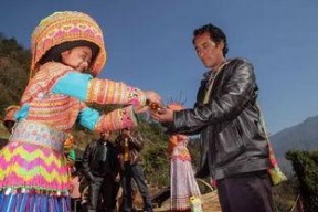 傈僳族小伙遛鸟吃瓜网